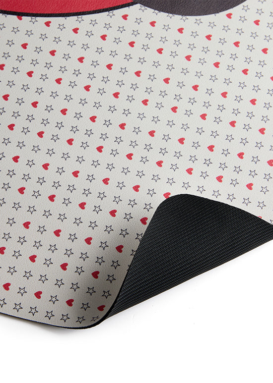 שטיחון רצפה, מיקי מחייך