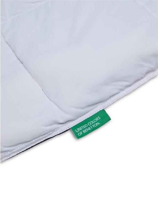 שמיכת מעבר דו־צדדית Benetton -  לבן/שחור